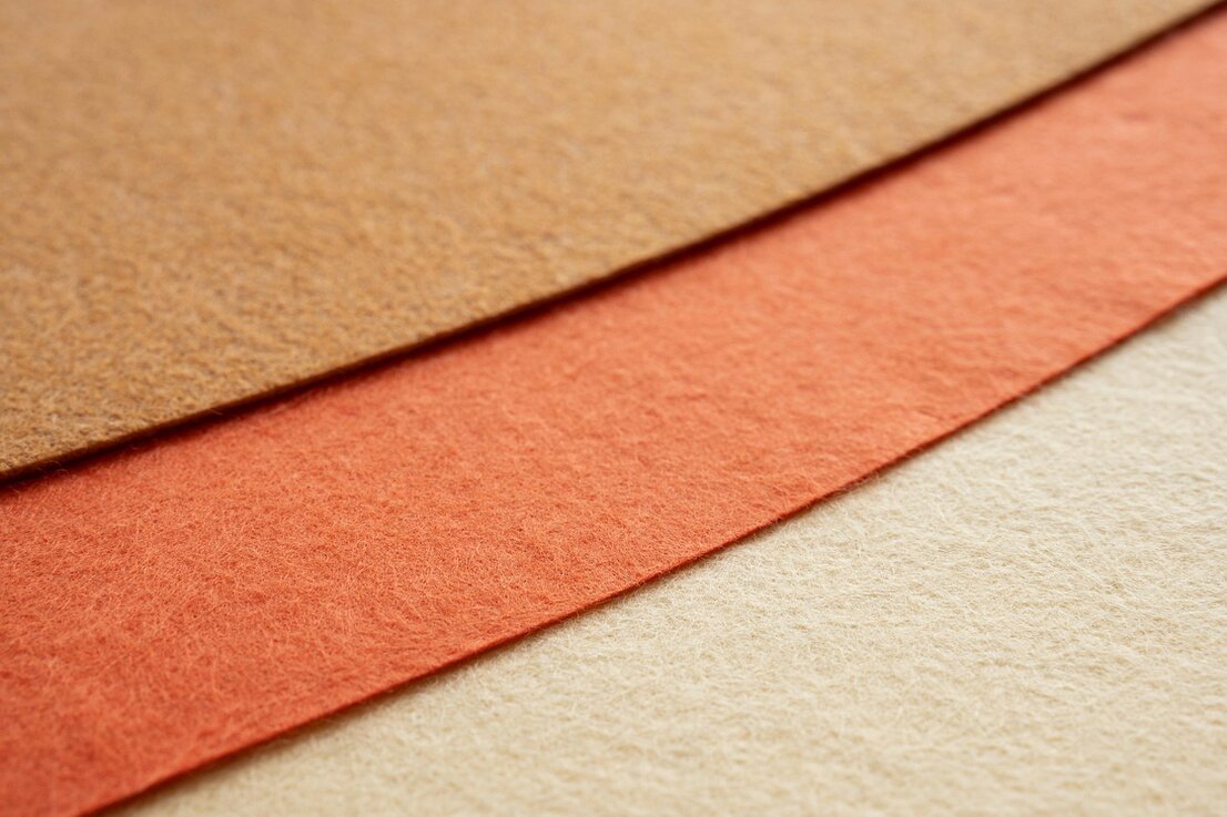 PVC-Banner an Bauzaun mit kräftigen Farben